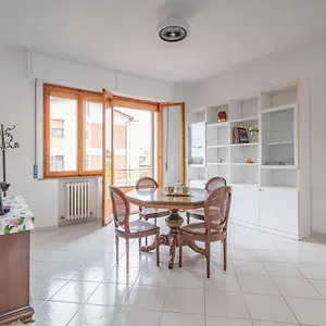  Appartamento Comfy Flat Steps Away From Station! Italia